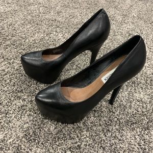 STEVE MADDEN BLACK LEATHER PUMPS